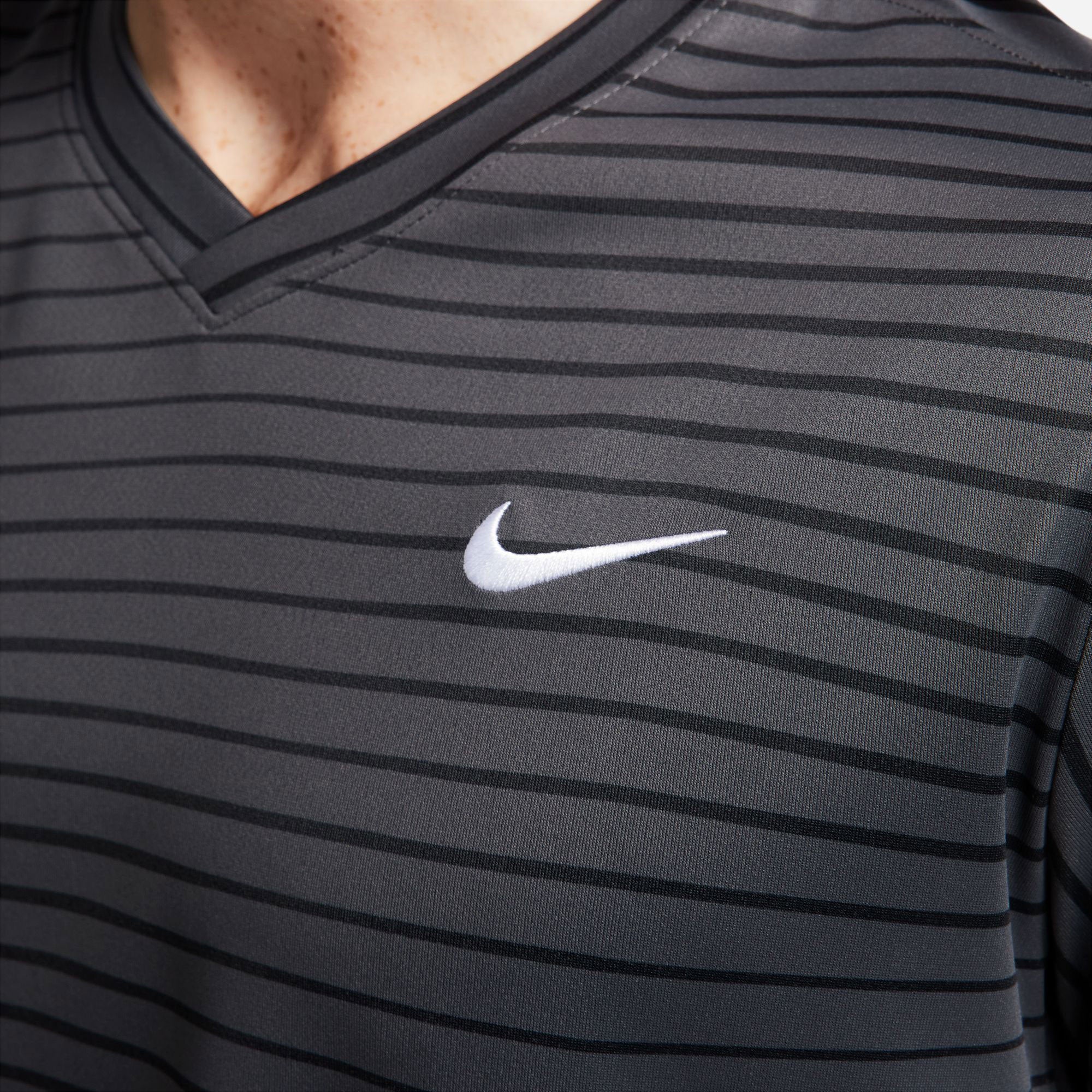 NikeCourt Victory Men's Dri-FIT Printed Tennis Shirt - Grey (4)