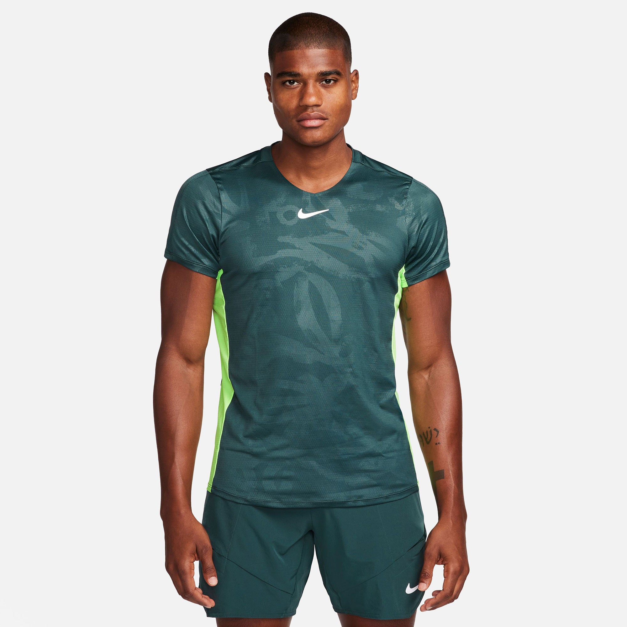 NikeCourt Dri-FIT Advantage Men's Printed Tennis Shirt Green (1)