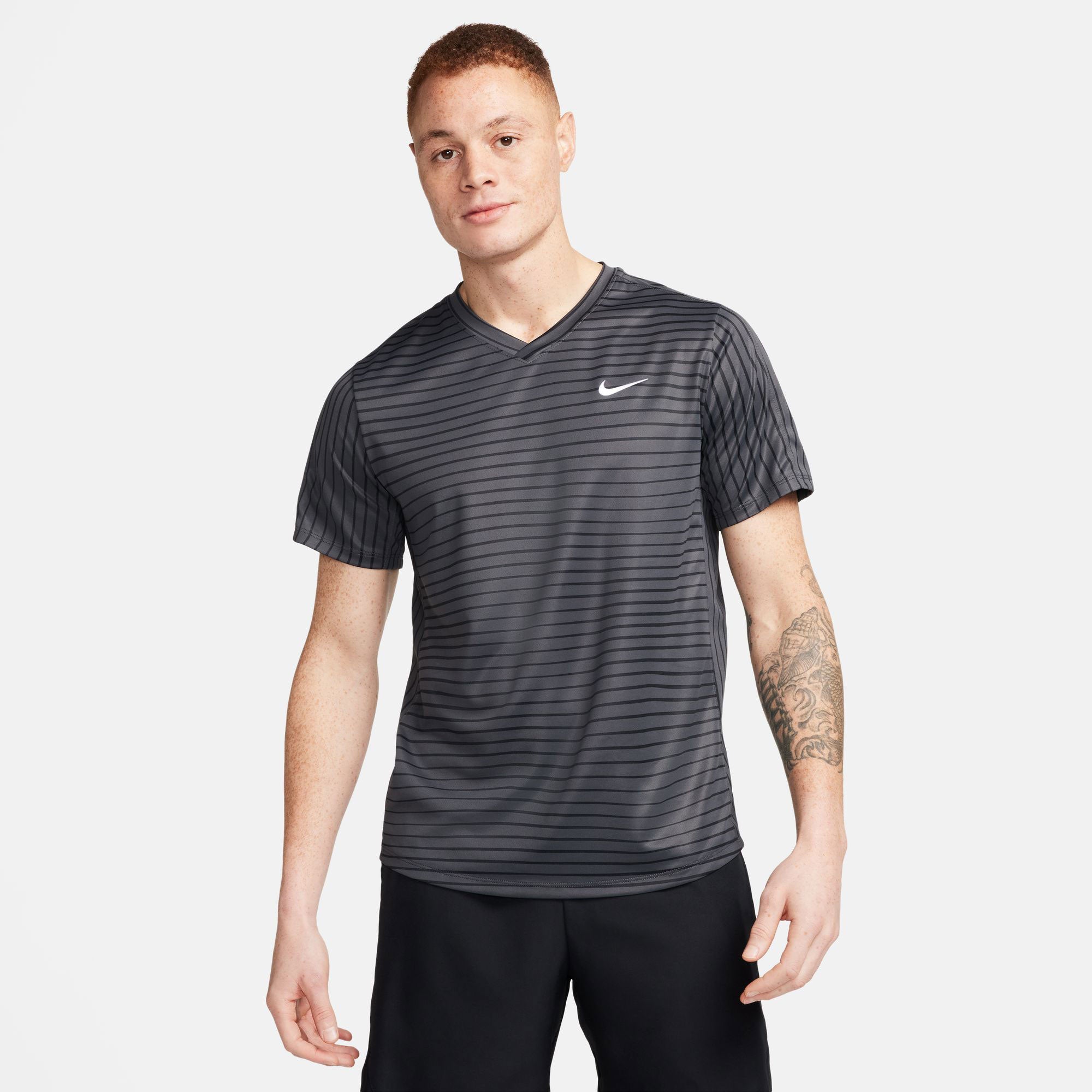 NikeCourt Victory Men's Dri-FIT Printed Tennis Shirt - Grey (1)