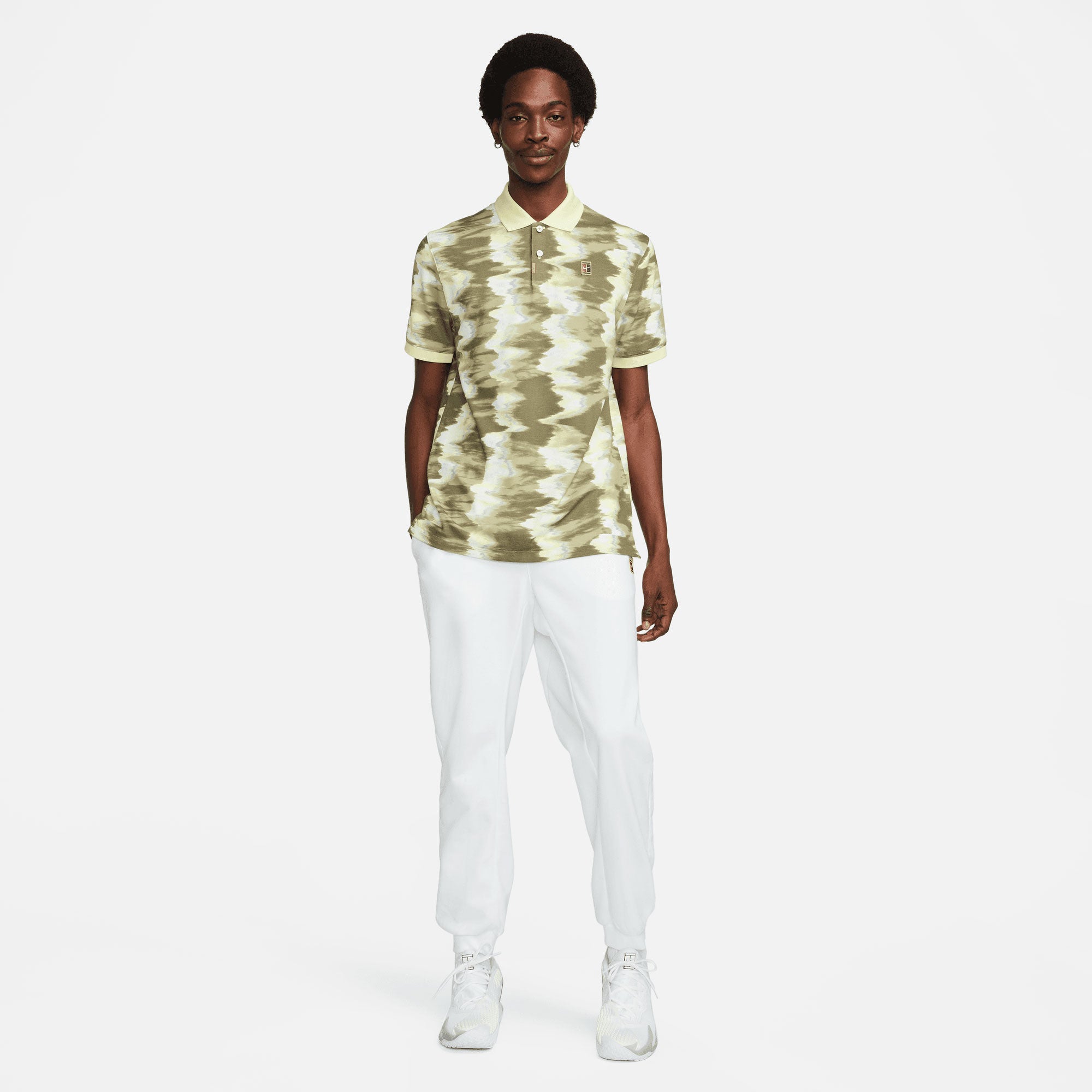 NikeCourt Dri-FIT Heritage Heren Slim-Fit Print Tennispolo Bruin